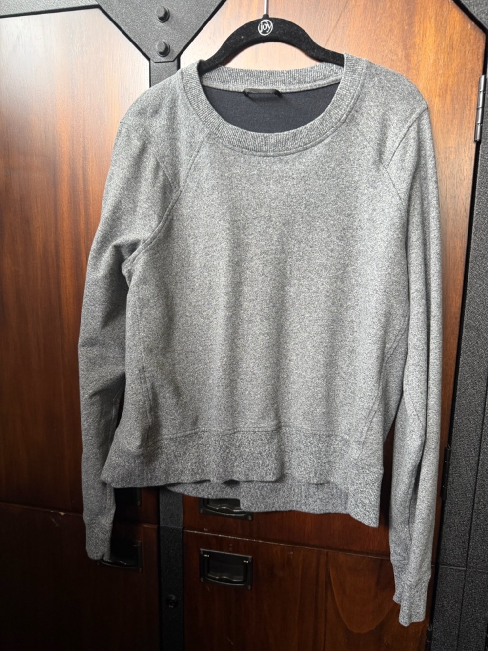 lululemon athletica Heather Gray Crewneck! Women’s 6! Classic and cozy!